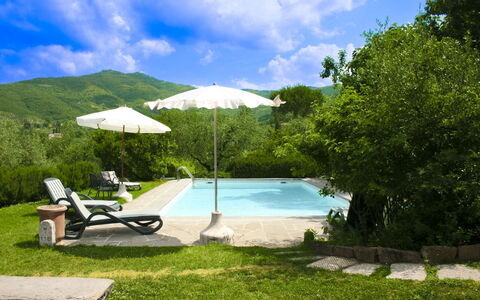 Collina dei Fiori: Zwembad, Heuvel, Buitenmeubels, Bergketen, Vrije Tijd, Eco Hotel, Paraplu, Toevlucht, Tuin, Schaduw