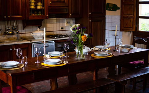 Collina dei Fiori: Countertop, Kamer, Meubilair, Keuken, Eigendom, Cabinetry, Interieur Ontwerp, Tafel, Eetkamer, Huis