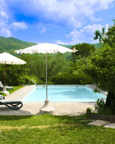 Collina dei Fiori: Zwembad, Heuvel, Buitenmeubels, Bergketen, Vrije Tijd, Eco Hotel, Paraplu, Toevlucht, Tuin, Schaduw