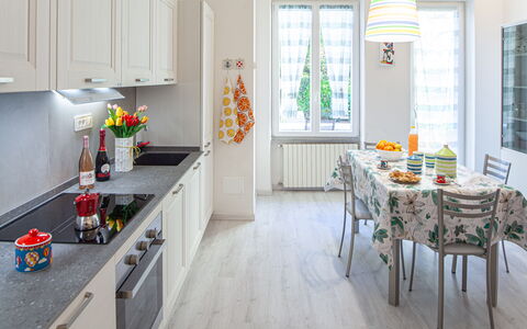 Casa Mary - Levanto: Meubilair, Keuken, Interieur Ontwerp, Countertop, Flooring, Hout, Toestel Van De Keuken, Verdieping, Huis, Tafel