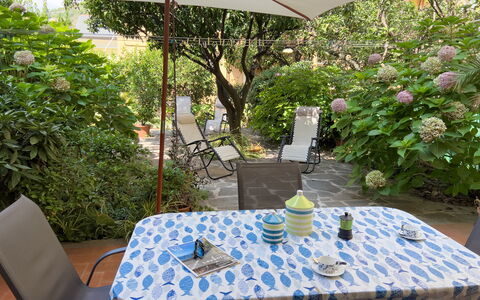 Casa Mary - Levanto: Meubilair, Paraplu, Stoel, Buitenmeubels, Tafel, Buitentafel, Keuken En Eettafel, Schaduw, Tuin