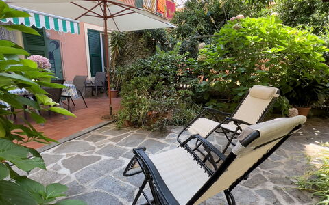 Casa Mary - Levanto: Meubilair, Stoel, Buitenmeubels, Schaduw, Buitentafel, Klapstoel, Werf, Backyard, Balkon, Koffietafel