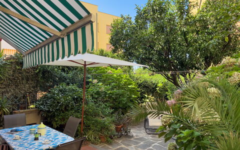 Casa Mary - Levanto: Meubilair, Struik, Buitenmeubels, Stoel, Schaduw, Buitentafel, Tuin, Bloempot, Werf