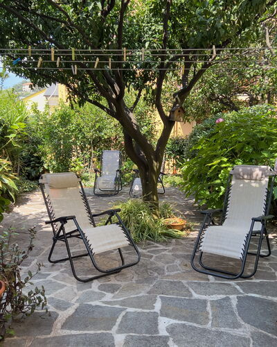 Casa Mary - Levanto: Meubilair, Buitenmeubels, Tuin, Struik, Stoel, Groundcover, Schaduw, Backyard, Flagstone