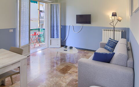 Giulia Apartment - Levanto: Tafel, Meubilair, Bankstel, Fotolijst, Televisie, Interieur Ontwerp, Verdieping, Woonkamer, Flooring, Onroerend Goed