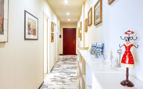 Giulia Apartment - Levanto: Wit, Eigendom, Gebouw, Kamer, Interieur Ontwerp, Muur, Huis, Toeristische Attractie, Architectuur, Hal