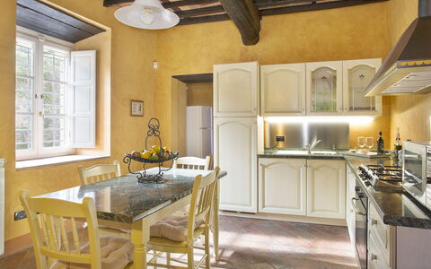 Montefiore: Countertop, Kamer, Eigendom, Meubilair, Keuken, Gebouw, Interieur Ontwerp, Cabinetry, Verdieping, Geel