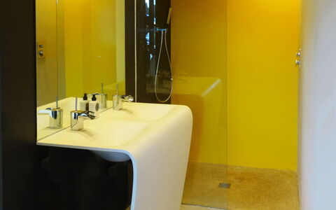 Casa Farfalla: Muur, Loodgieterswerkinrichting, Interieur Ontwerp, Flooring, Badkamer, Verdieping, Loodgieter, Wastafel In De Badkamer, Kraan, Verlichting