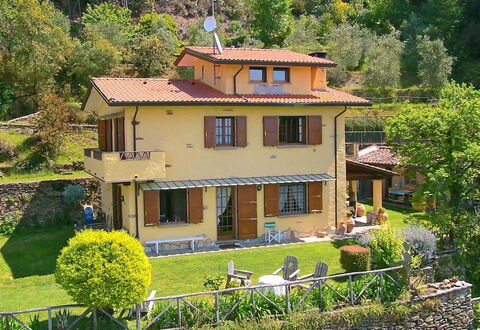 Villa La Collinetta: Fabriek, Venster, Eigendom, Gebouw, Groen, Boom, Huis, Geel, Vegetation, Verblijf