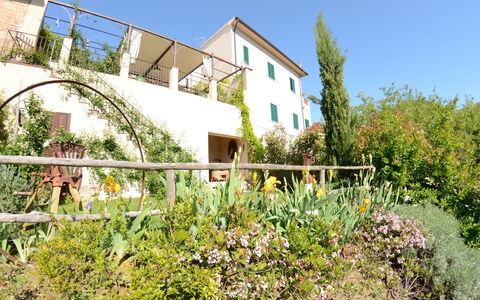 Al Colle Di Lari: Fabriek, Lucht, Gebouw, Venster, Bloem, Boom, Land Lot, Huis, Verblijf, Woongebied
