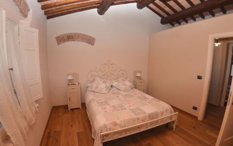 Al Colle Di Lari: Slaapkamer, Bed, Kamer, Eigendom, Meubilair, Laken, Plafond, Bedding, Verdieping, Gebouw