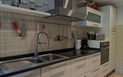 Anfora!!: Keuken, Countertop, Gootsteen, Wastafel, Cabinetry, Toestel Van De Keuken, Interieur Ontwerp, Flooring, Loodgieterswerkinrichting, Kraan