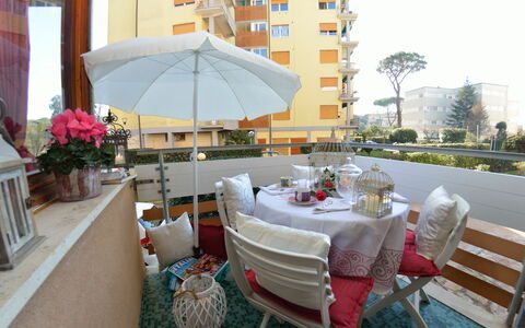 Carnevale: Eigendom, Meubilair, Kamer, Gebouw, Restaurant, Huis, Paraplu, Tafel, Onroerend Goed, Interieur Ontwerp