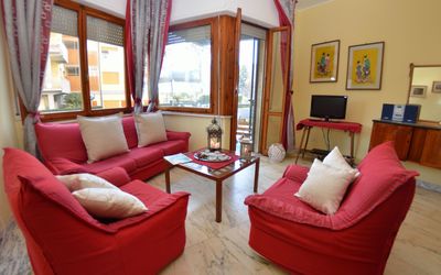 Carnevale: Woonkamer, Meubilair, Kamer, Eigendom, Interieur Ontwerp, Gebouw, Bankstel, Onroerend Goed, Gordijn, Huis