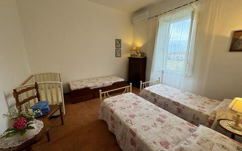 Casa Romana: Meubilair, Verdieping, Flooring, Interieur Ontwerp, Hout, Slaapkamer, Bed, Laken, Linens, Bedding