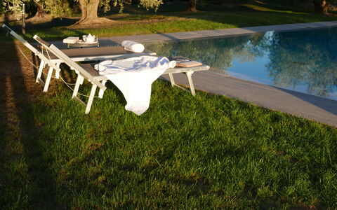 Agriturismo La Pieve: Buitenmeubels, Meubilair, Tafel, Buitentafel, Gras, Ligstoel, Boom, Zwembad, Architectuur, Backyard