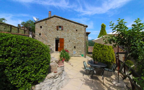 La Casa del Nonno: Lucht, Wolk, Fabriek, Eigendom, Gebouw, Venster, Azure, Stoel, Land Lot, Bloempot