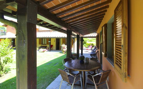 Villa le Balze: Hout, Veranda, Meubilair, Schaduw, Huis, Deur, Outdoor Structuur, Backyard, Beits, Bloempot