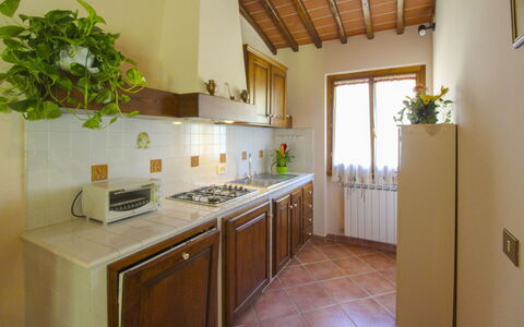 Villa le Balze: Keuken, Countertop, Hout, Interieur Ontwerp, Toestel Van De Keuken, Flooring, Meubilair, Major Appliance, Kamer, Verlichting