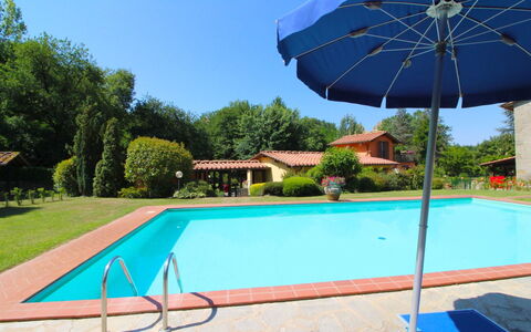 Villa le Balze: Lucht, Fabriek, Eigendom, Gebouw, Paraplu, Blauw, Groen, Zwembad, Schaduw, Azure