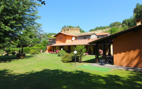 Villa le Balze: Fabriek, Gebouw, Lucht, Venster, Boom, Huis, Schaduw, Gras, Land Lot, Verblijf