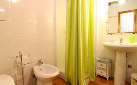 Villa le Balze: Badkamer, Eigendom, Kamer, Interieur Ontwerp, Gordijn, Muur, Toilet, Onroerend Goed, Badkamer Accessoire, Loodgieterswerkinrichting