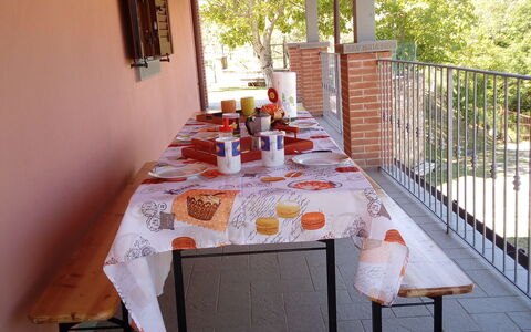 Villa Leo: Eigendom, Kamer, Gebouw, Tafelkleed, Meubilair, Tafel, Onroerend Goed, Huis, Interieur Ontwerp, Veranda