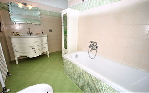 Villa Leo: Badkamer, Kamer, Eigendom, Bad, Onroerend Goed, Interieur Ontwerp, Tegel, Architectuur, Huis, Gebouw