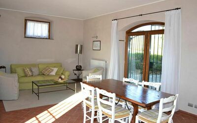 Lyra: Kamer, Eigendom, Meubilair, Gebouw, Interieur Ontwerp, Woonkamer, Verdieping, Tafel, Huis, Onroerend Goed