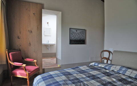 Podere Palazzo: Slaapkamer, Kamer, Meubilair, Bed, Eigendom, Laken, Gebouw, Interieur Ontwerp, Muur, Verdieping