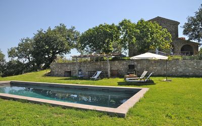 Podere Palazzo: Architectuur, Eigendom, Huis, Boom, Gras, Gebouw, Landgoed, Huis, Fabriek, Landschap