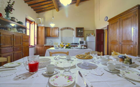 Galleria di Brolio: Meubilair, Tafel, Tableware, Interieur Ontwerp, Tafelkleed, Keuken En Eettafel, Verlichting, Eetkamer, Flooring, Stoel