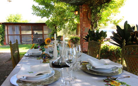 Galleria di Brolio: Fabriek, Tableware, Tafel, Eigendom, Meubilair, Dishware, Glaswerk, Tafelkleed, Decoratie, Drinkware