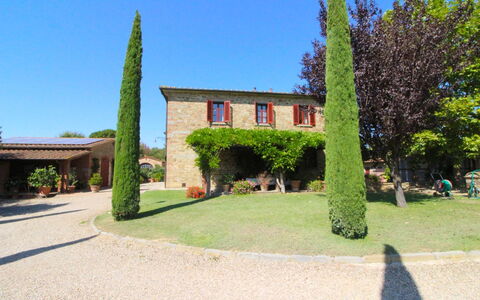 Galleria di Brolio: Fabriek, Lucht, Gebouw, Huis, Boom, Land Lot, Weg Oppervlak, Venster, Gras, Landschap