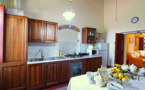 Galleria di Brolio: Kamer, Countertop, Eigendom, Keuken, Meubilair, Cabinetry, Gebouw, Interieur Ontwerp, Huis, Onroerend Goed