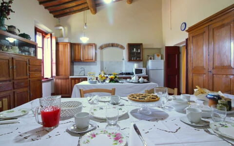 Galleria di Brolio: Maaltijd, Kamer, Eigendom, Restaurant, Interieur Ontwerp, Brunch, Gebouw, Ontbijt, Tafel, Huis