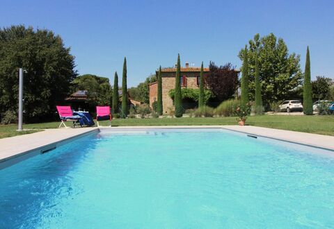Galleria di Brolio: Water, Lucht, Fabriek, Eigendom, Zwembad, Gebouw, Azure, Boom, Vrije Tijd, Gras