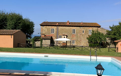 La Gropina Di Loro Ciuffenna: Water, Gebouw, Fabriek, Lucht, Zwembad, Venster, Azure, Boom, Schaduw, Huis