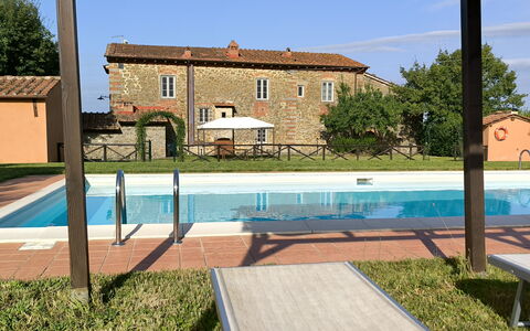 La Gropina Di Loro Ciuffenna: Lucht, Fabriek, Water, Gebouw, Venster, Zwembad, Boom, Azure, Schaduw, Rechthoek