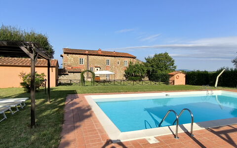 La Gropina Di Loro Ciuffenna: Water, Lucht, Fabriek, Eigendom, Gebouw, Wolk, Zwembad, Venster, Boom, Schaduw