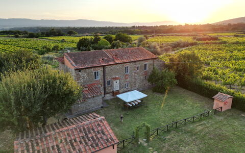 La Gropina Di Loro Ciuffenna: Fabriek, Lucht, Gebouw, Venster, Natuurlijk Landschap, Huis, Boom, Hoogland, Land Lot, Landbouw