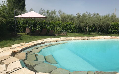 Villa Eleonora: Zwembad, Buitenmeubels, Vrije Tijd, Flagstone, Schaduw, Backyard, Landscaping, Waterpartij, Toevlucht, Paraplu