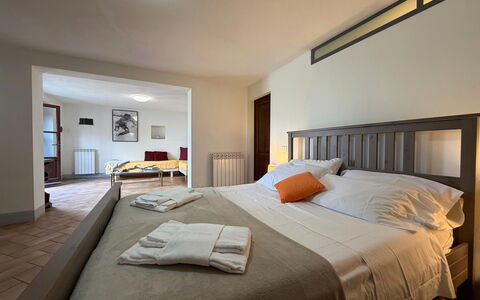 Villa Eleonora: Bed, Meubilair, Interieur Ontwerp, Slaapkamer, Bedding, Laken, Verdieping, Flooring, Muur, Kamer