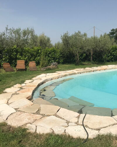 Villa Eleonora: Zwembad, Flagstone, Backyard, Landscaping, Werf, Waterpartij, Toevlucht, Buitenmeubels