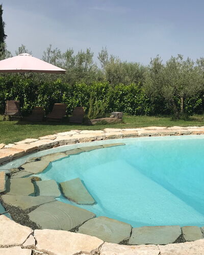 Villa Eleonora: Zwembad, Buitenmeubels, Vrije Tijd, Flagstone, Schaduw, Backyard, Landscaping, Waterpartij, Toevlucht, Paraplu