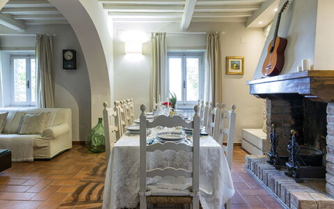 Villa Magnolia: Kamer, Eigendom, Gebouw, Interieur Ontwerp, Meubilair, Woonkamer, Verdieping, Plafond, Eetkamer, Tafel