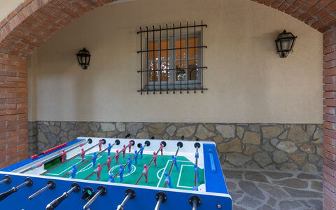 Villa Mimosa: Venster, Water, Architectuur, Gebouw, Hout, Vrije Tijd, Indoor Games En Sport, Symmetrie