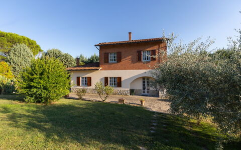 Villa Mimosa: Fabriek, Lucht, Gebouw, Venster, Huis, Land Lot, Natuurlijk Landschap, Boom, Gras, Landschap