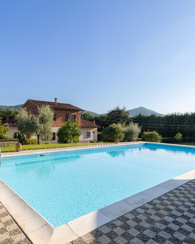 Villa Mimosa: Water, Lucht, Gebouw, Zwembad, Fabriek, Azure, Rechthoek, Architectuur, Schaduw, Zwemwater