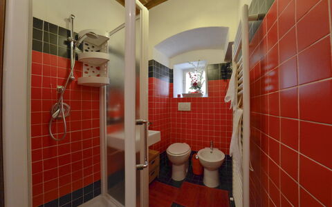 Appartamento Il Teatro: Rood, Kamer, Badkamer, Eigendom, Toilet, Loodgieterswerkinrichting, Tegel, Architectuur, Huis, Toilet